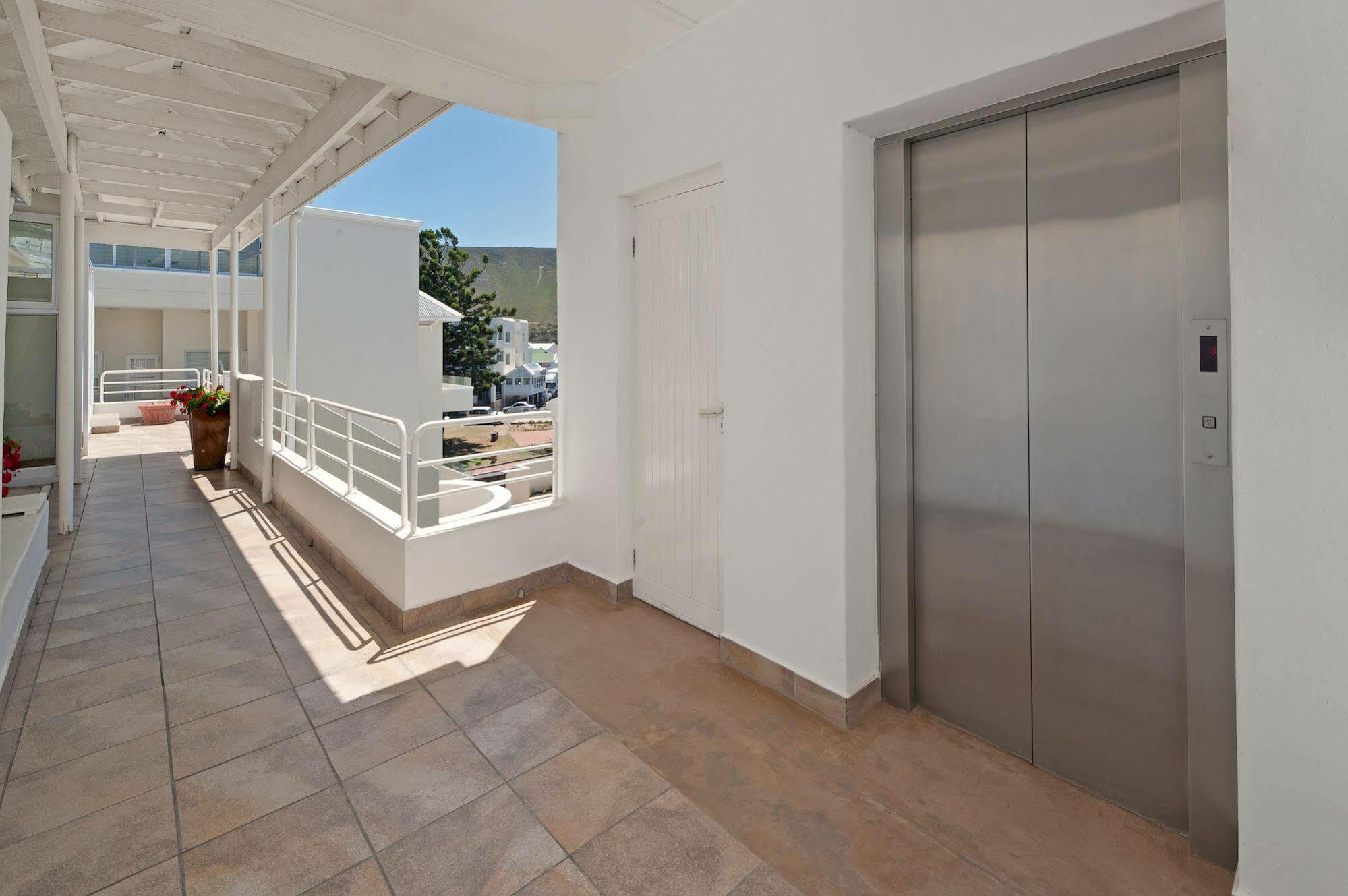Windsor Self Catering Apartments Hermanus Esterno foto