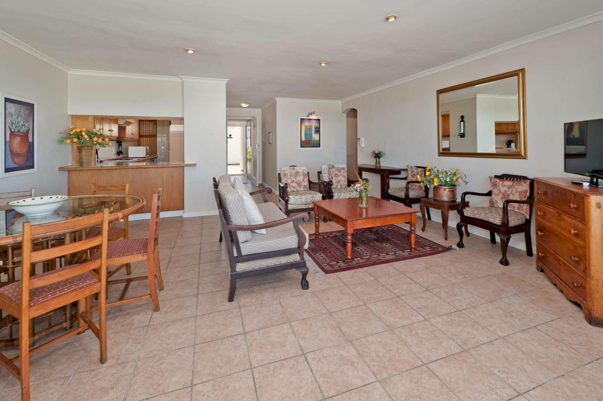 Windsor Self Catering Apartments Hermanus Esterno foto